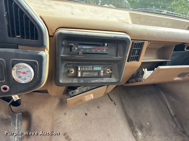 image for item DV4397 1991 Ford F350 utility bed pickup truck