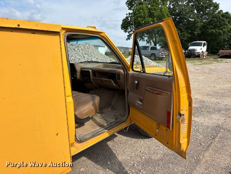 image for item DV4397 1991 Ford F350 utility bed pickup truck