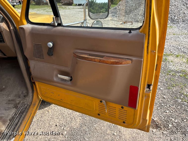 image for item DV4397 1991 Ford F350 utility bed pickup truck