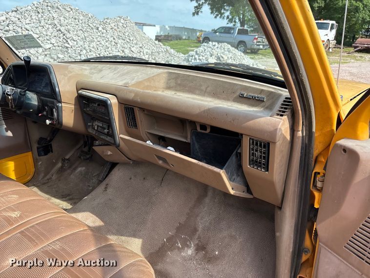 image for item DV4397 1991 Ford F350 utility bed pickup truck
