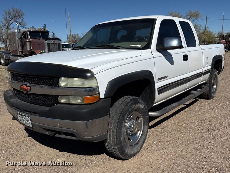 2002 Chevrolet Silverado 2500HD Ext. Cab pickup truck
