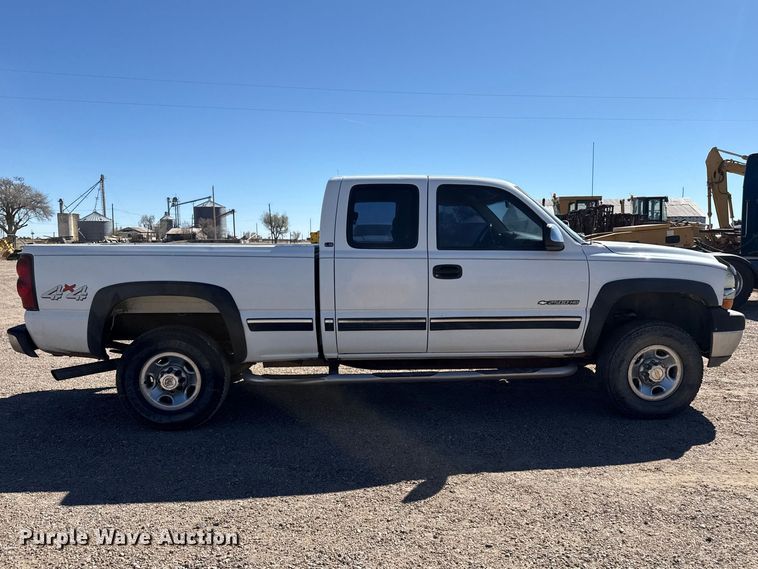 image for item DZ5327 2002 Chevrolet Silverado 2500HD Ext. Cab pickup truck