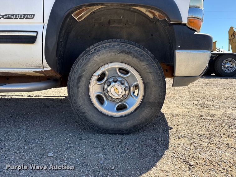 image for item DZ5327 2002 Chevrolet Silverado 2500HD Ext. Cab pickup truck
