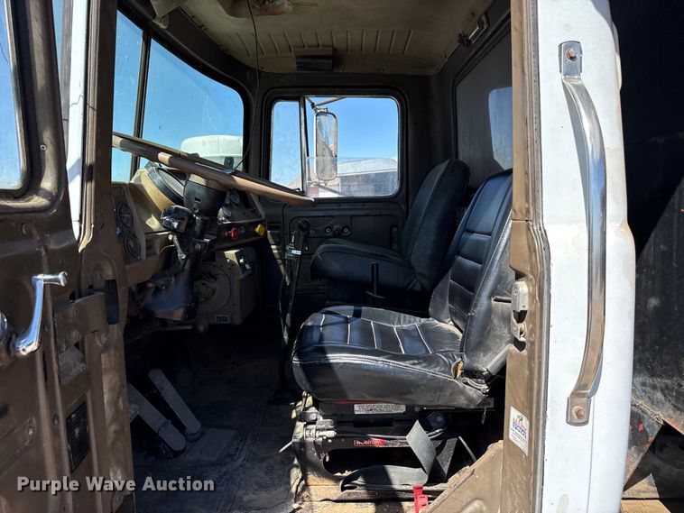 image for item DZ5339 1981 Mack R686ST dump truck