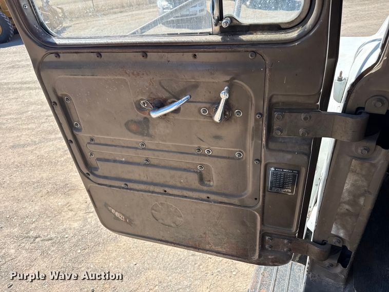 image for item DZ5339 1981 Mack R686ST dump truck
