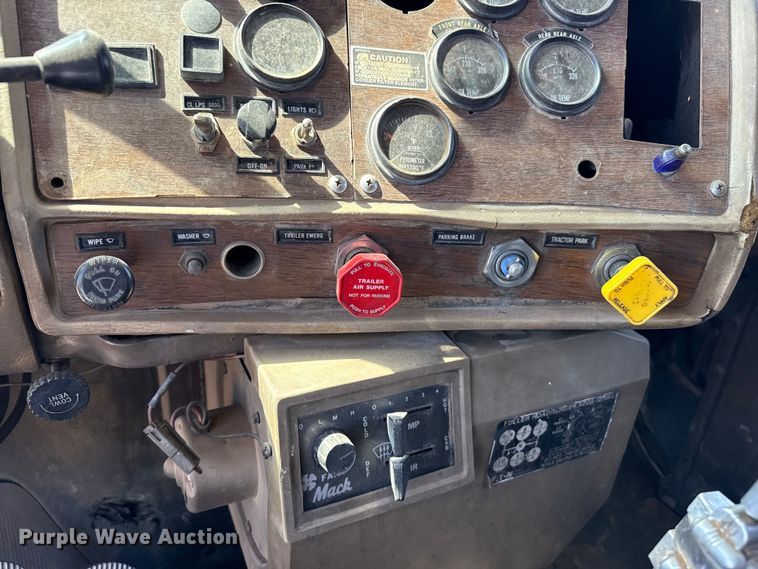 image for item DZ5339 1981 Mack R686ST dump truck