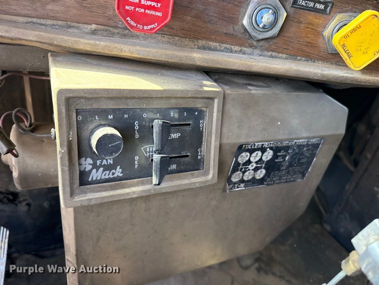 image for item DZ5339 1981 Mack R686ST dump truck