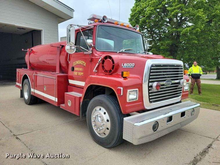 image for item DZ7147 1991 Ford L8000 tanker fire truck