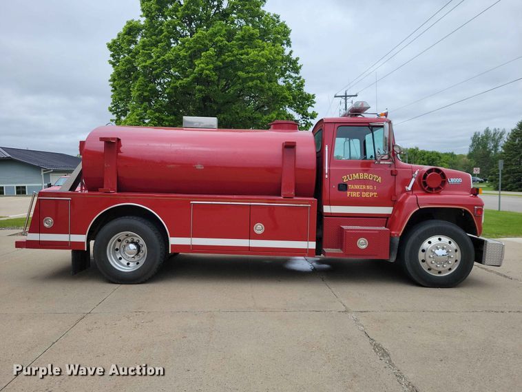 image for item DZ7147 1991 Ford L8000 tanker fire truck