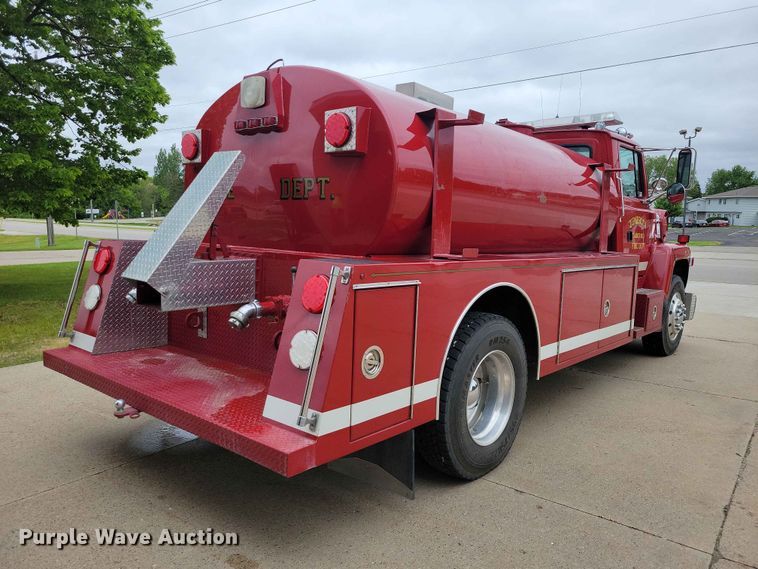 image for item DZ7147 1991 Ford L8000 tanker fire truck