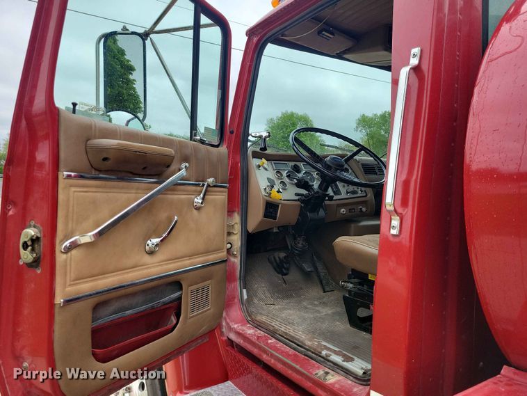 image for item DZ7147 1991 Ford L8000 tanker fire truck