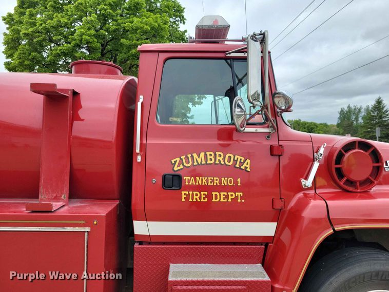 image for item DZ7147 1991 Ford L8000 tanker fire truck