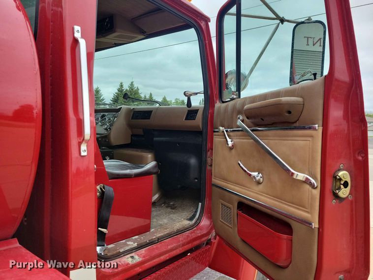 image for item DZ7147 1991 Ford L8000 tanker fire truck