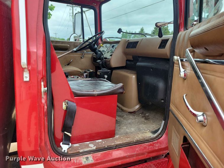image for item DZ7147 1991 Ford L8000 tanker fire truck