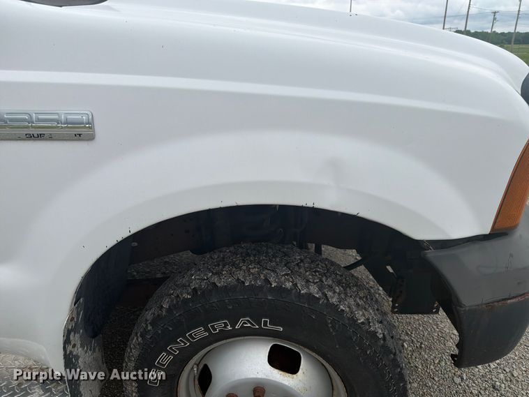 image for item EA4928 2006 Ford F350 Super Duty Ext. Cab pickup truck