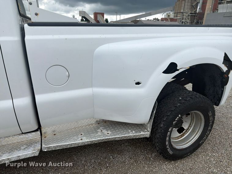 image for item EA4928 2006 Ford F350 Super Duty Ext. Cab pickup truck