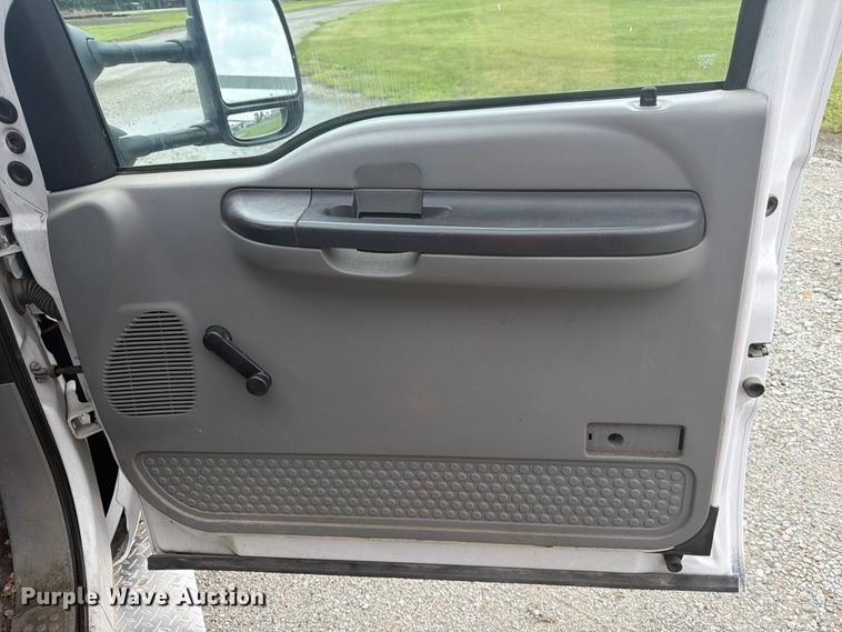 image for item EA4928 2006 Ford F350 Super Duty Ext. Cab pickup truck