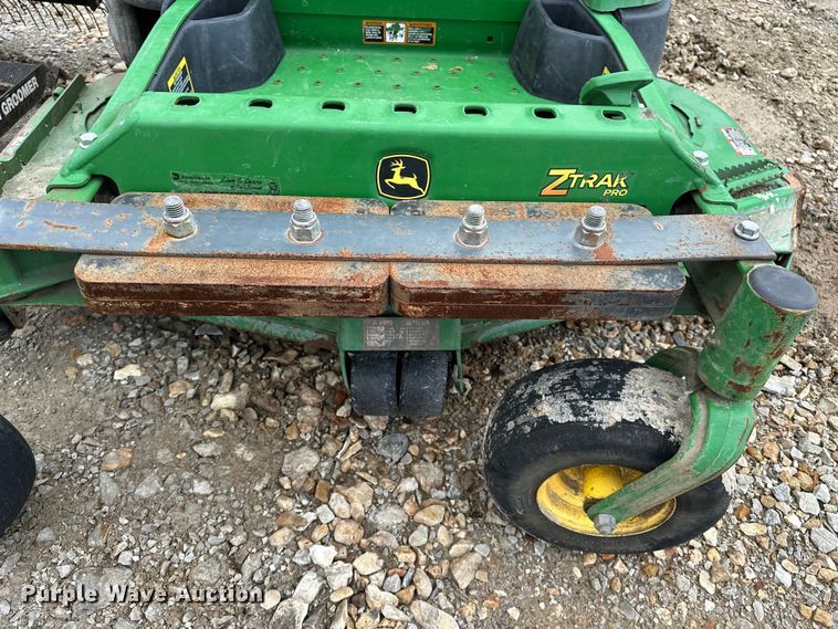 image for item EA4933 John Deere lawn equipment