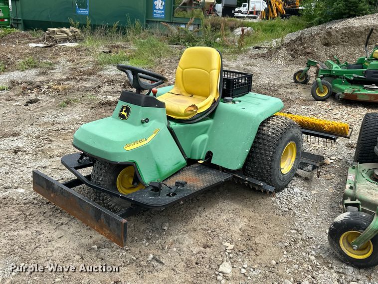 image for item EA4933 John Deere lawn equipment
