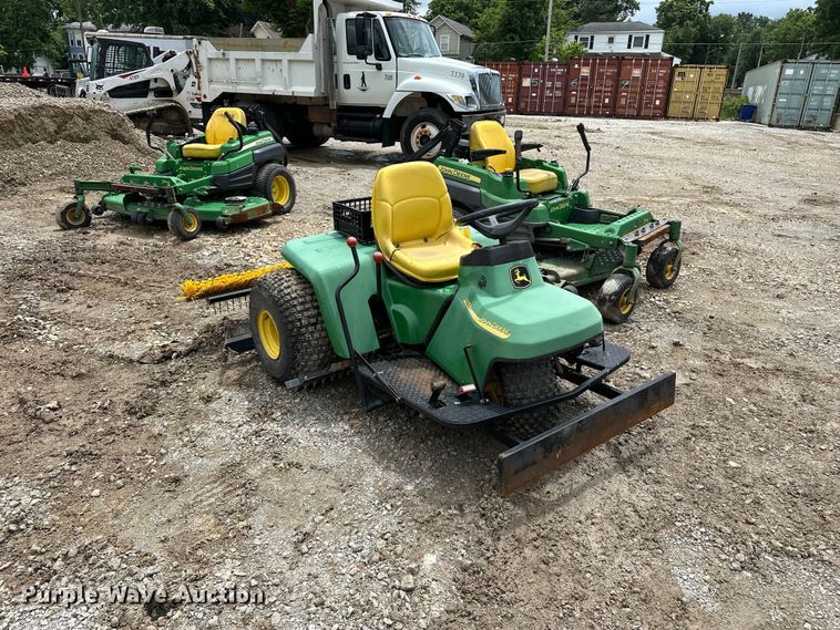 image for item EA4933 John Deere lawn equipment
