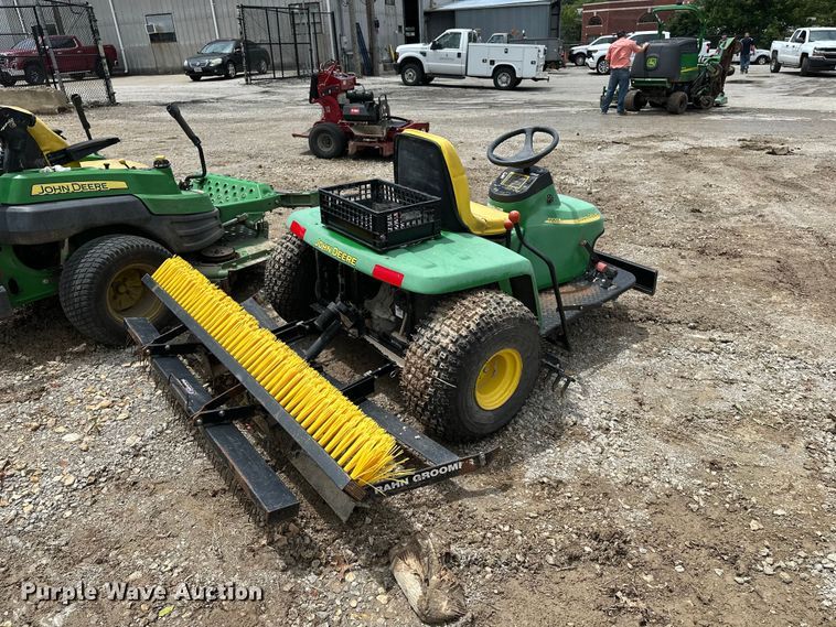 image for item EA4933 John Deere lawn equipment
