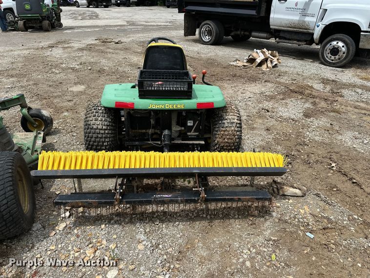 image for item EA4933 John Deere lawn equipment