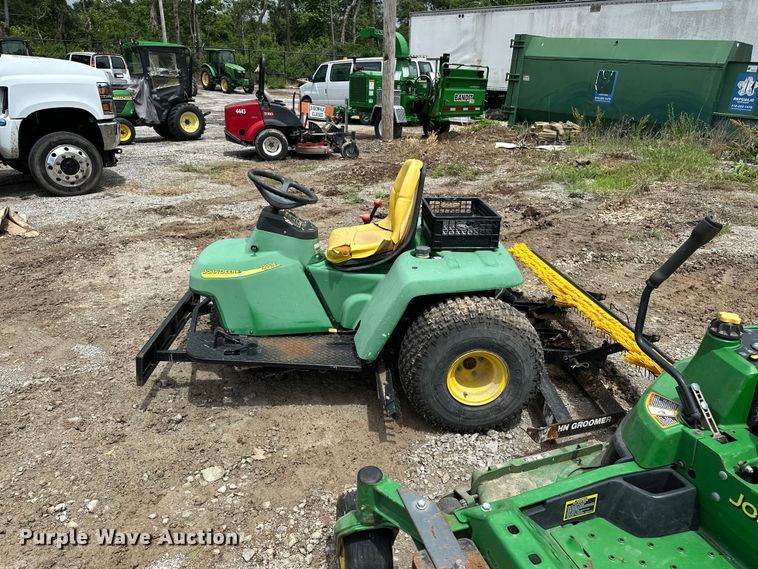 image for item EA4933 John Deere lawn equipment