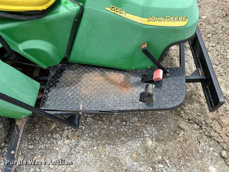 image for item EA4933 John Deere lawn equipment