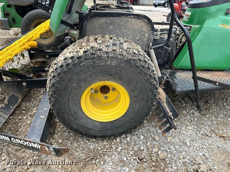 image for item EA4933 John Deere lawn equipment
