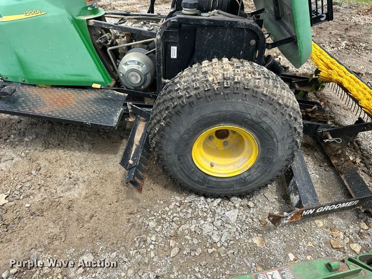 image for item EA4933 John Deere lawn equipment