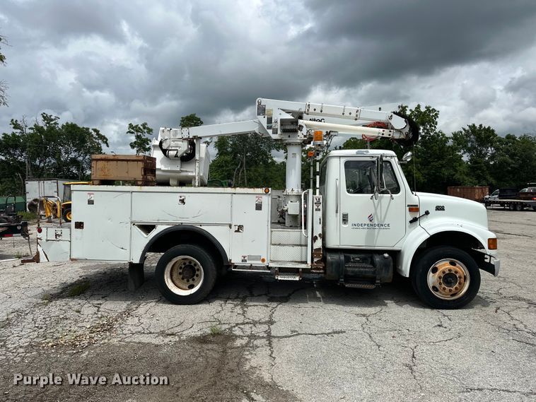 image for item EA4935 2001 International 4700 bucket truck