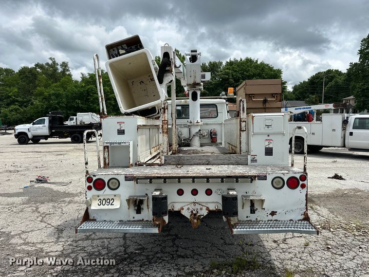 image for item EA4935 2001 International 4700 bucket truck