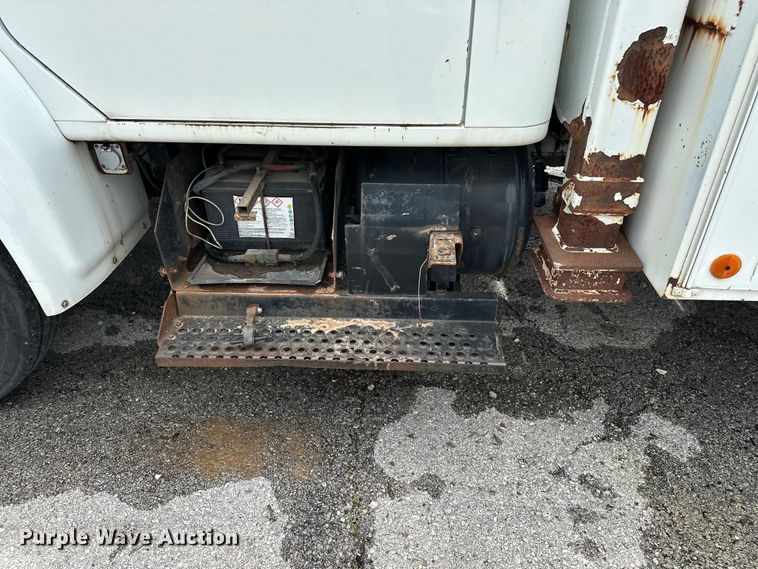 image for item EA4935 2001 International 4700 bucket truck