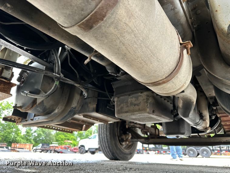 image for item EA4935 2001 International 4700 bucket truck