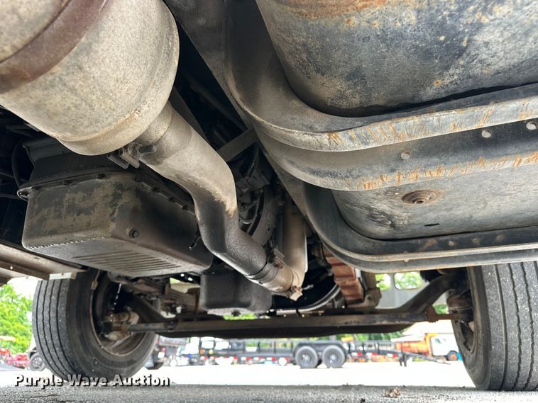 image for item EA4935 2001 International 4700 bucket truck