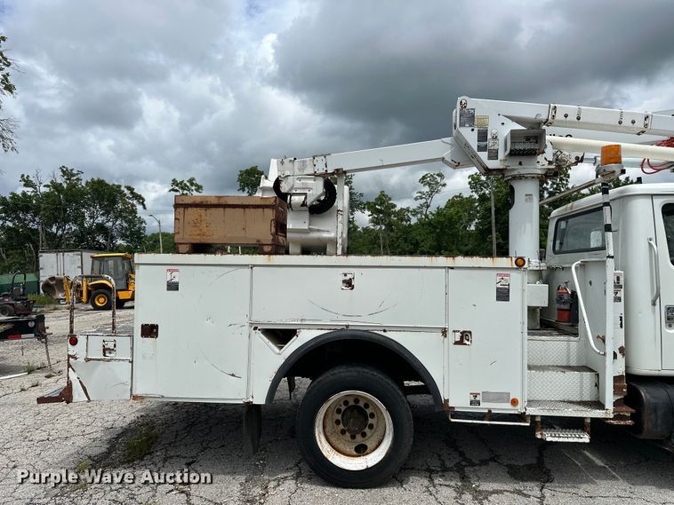 image for item EA4935 2001 International 4700 bucket truck