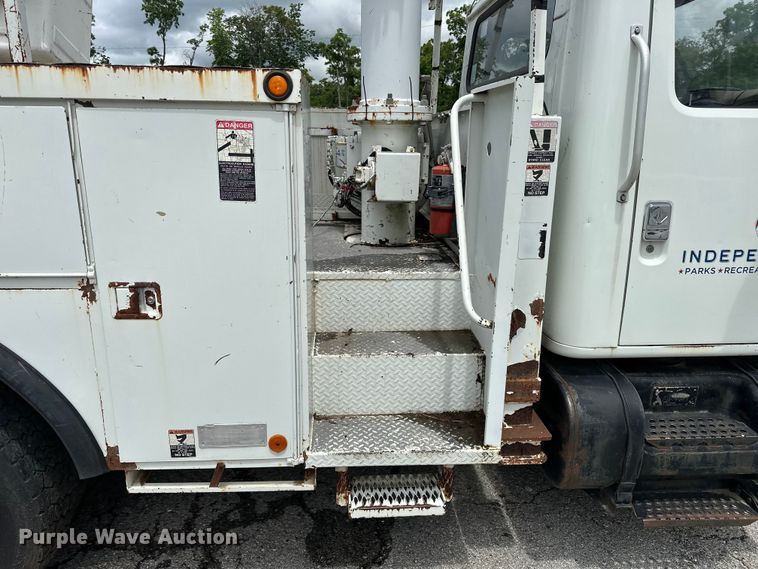 image for item EA4935 2001 International 4700 bucket truck
