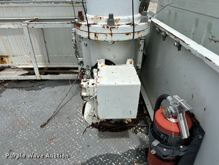 image for item EA4935 2001 International 4700 bucket truck