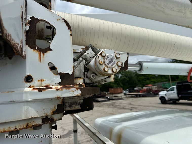image for item EA4935 2001 International 4700 bucket truck