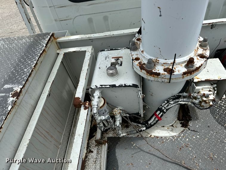 image for item EA4935 2001 International 4700 bucket truck