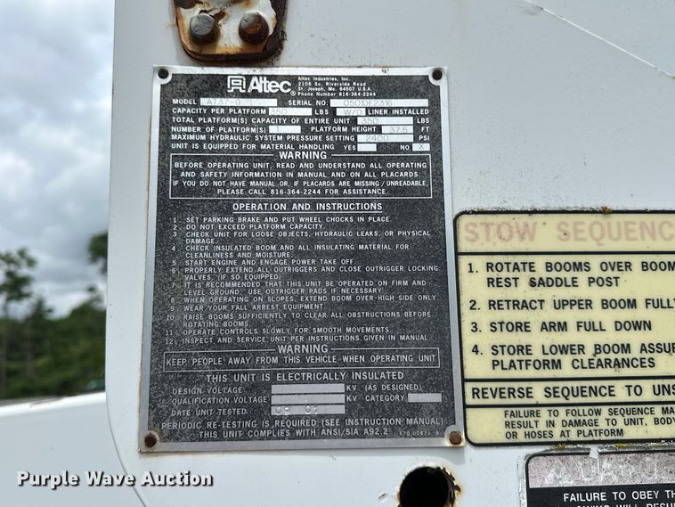 image for item EA4935 2001 International 4700 bucket truck