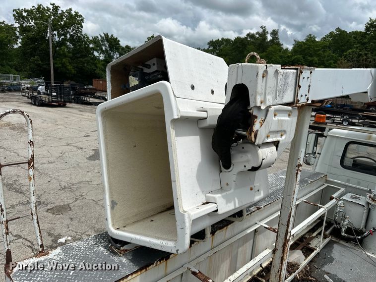 image for item EA4935 2001 International 4700 bucket truck