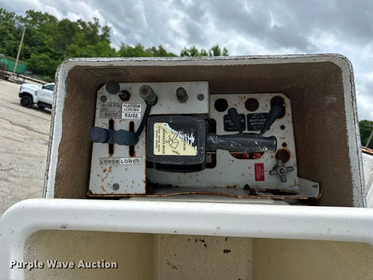 image for item EA4935 2001 International 4700 bucket truck