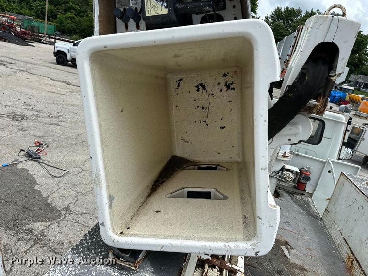 image for item EA4935 2001 International 4700 bucket truck