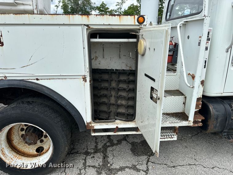 image for item EA4935 2001 International 4700 bucket truck
