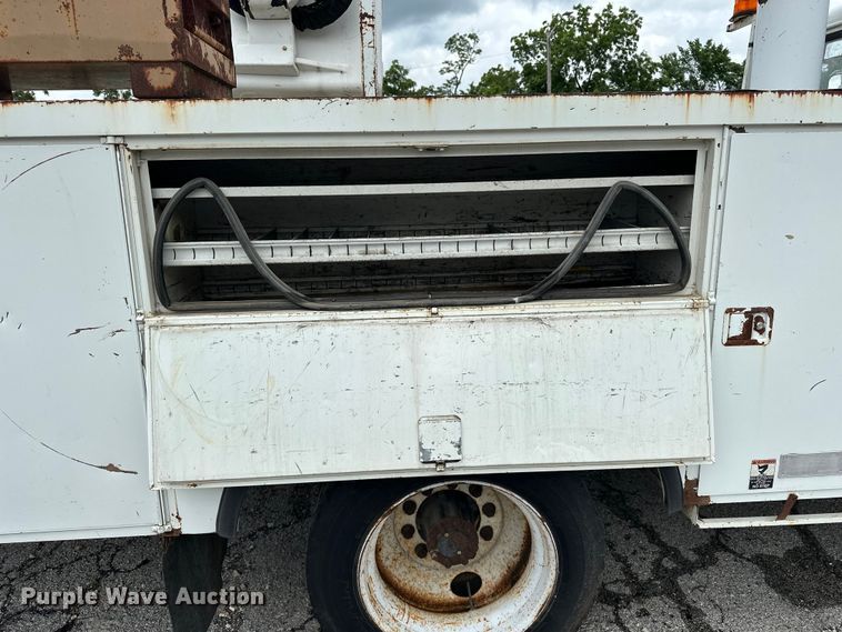 image for item EA4935 2001 International 4700 bucket truck