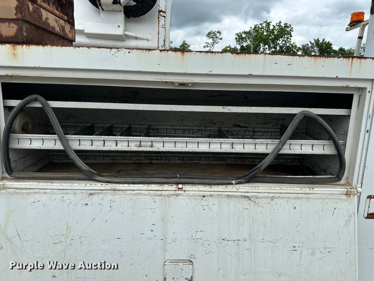 image for item EA4935 2001 International 4700 bucket truck