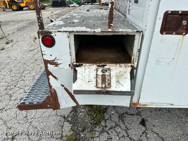 image for item EA4935 2001 International 4700 bucket truck