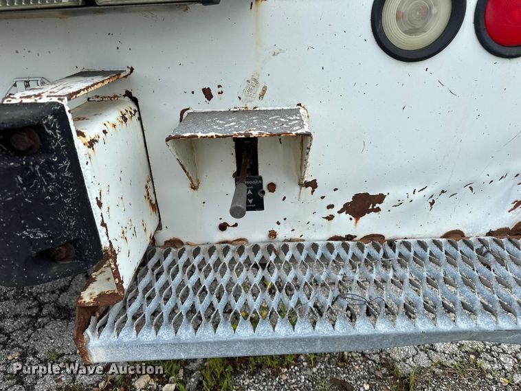 image for item EA4935 2001 International 4700 bucket truck