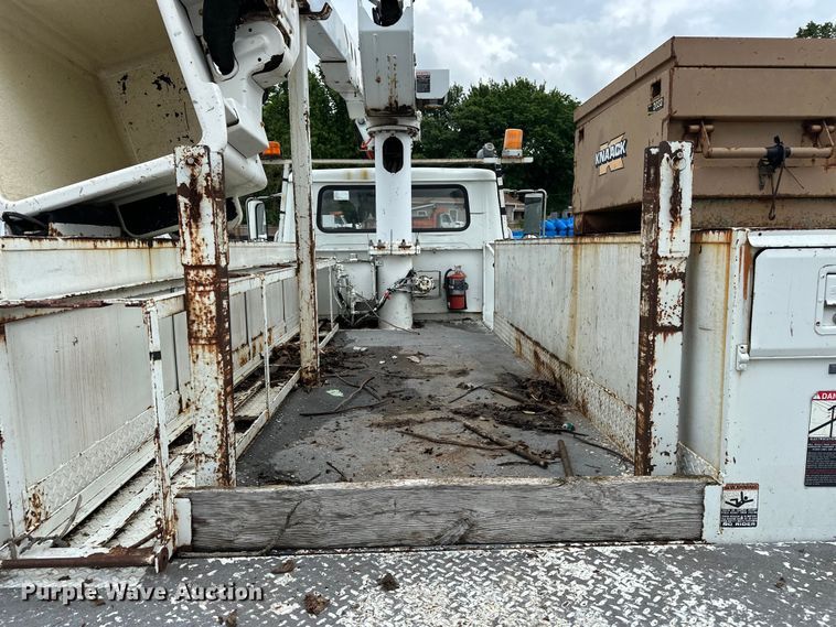 image for item EA4935 2001 International 4700 bucket truck